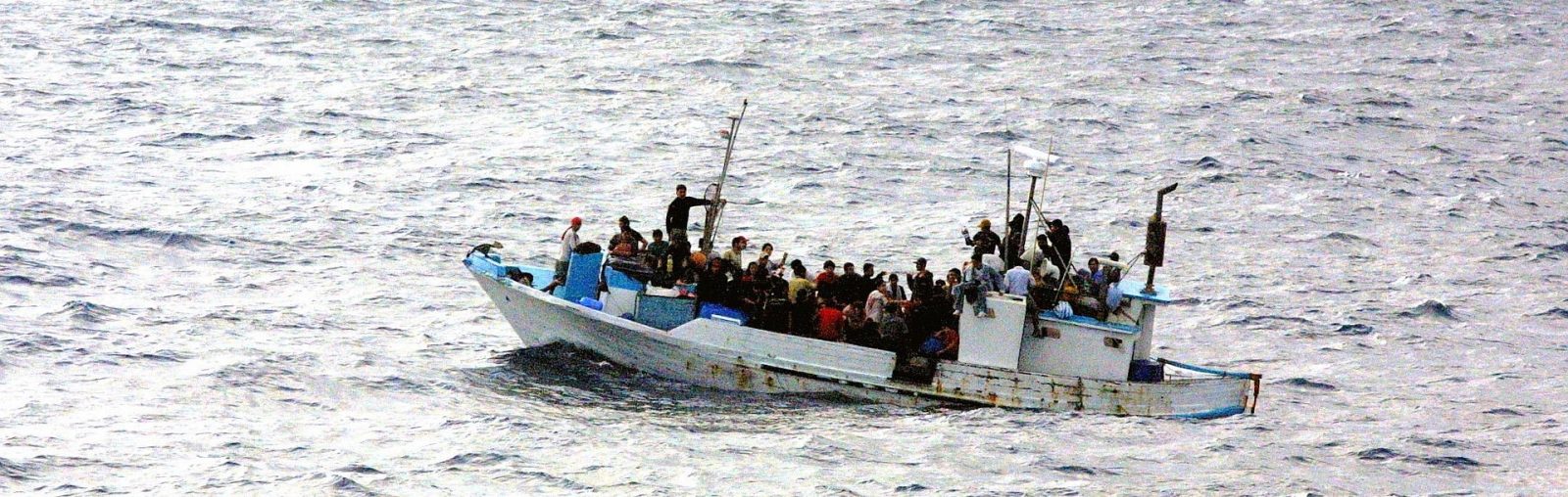 Беженцы уезжают на лодке