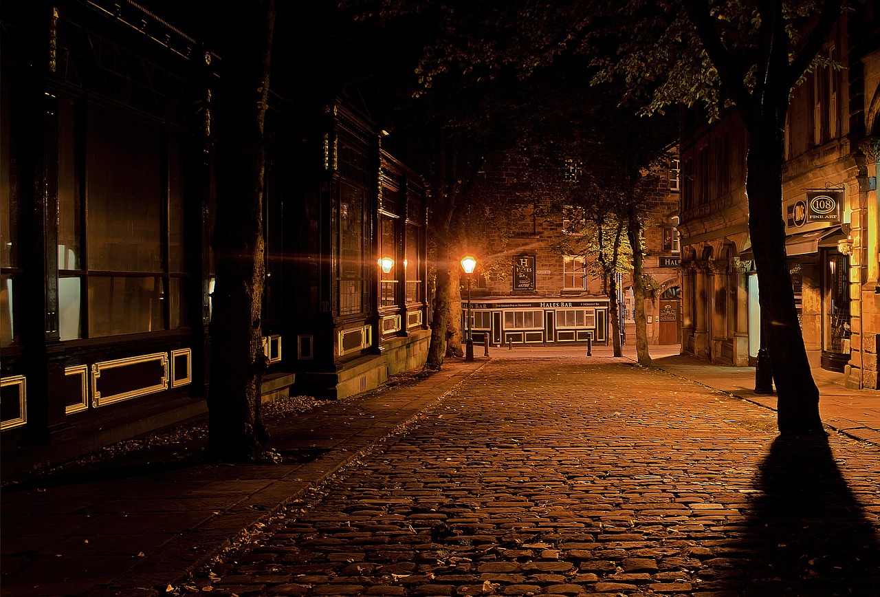 Булыжная улица ночью.